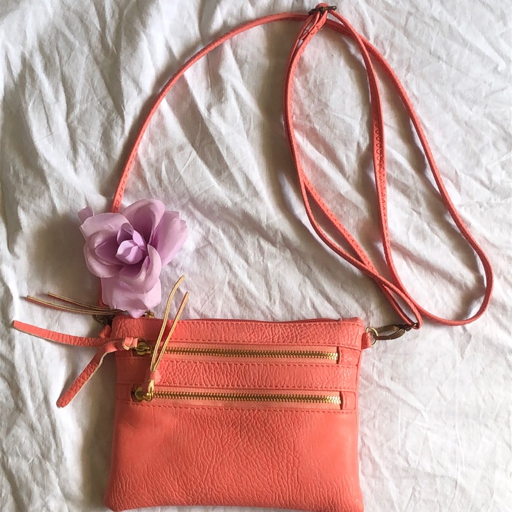 Adorable coral pink crossbody purse! 👛
